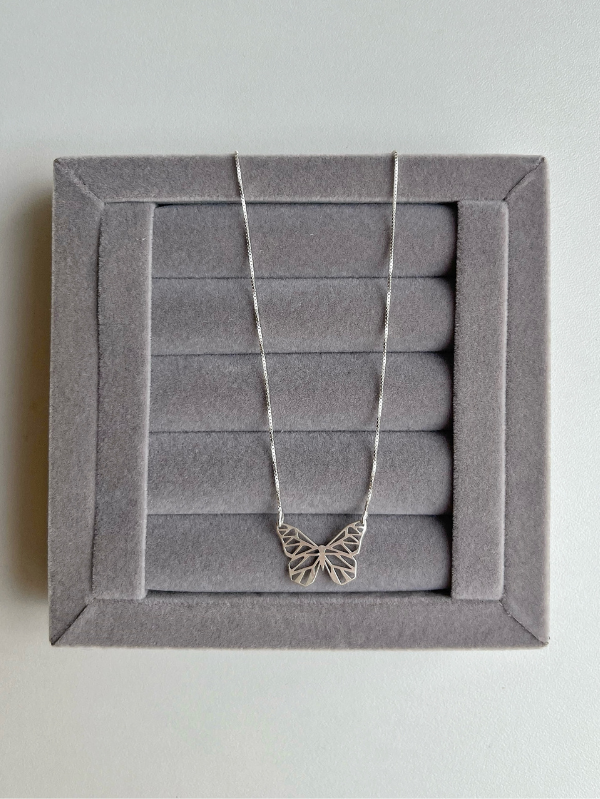 Colar de Prata Borboleta Geométrica