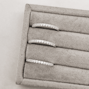 Anel de Prata Meia Aliança Cravejada