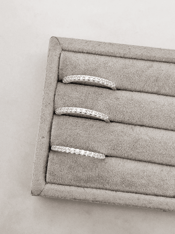 Anel de Prata Meia Aliança Cravejada