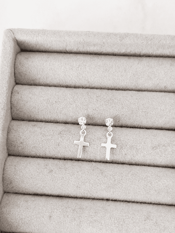 Brinco de Prata Zircônia com Pingente de Cruz